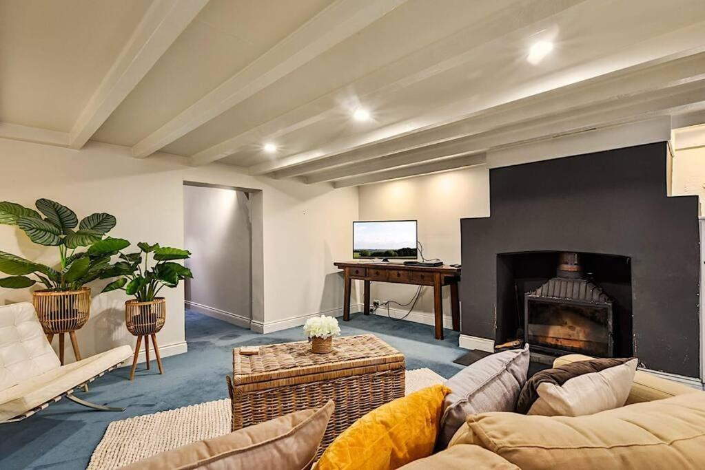 Blackwood Tree Cottage - Heritage Listed Property - Evandale! Экстерьер фото